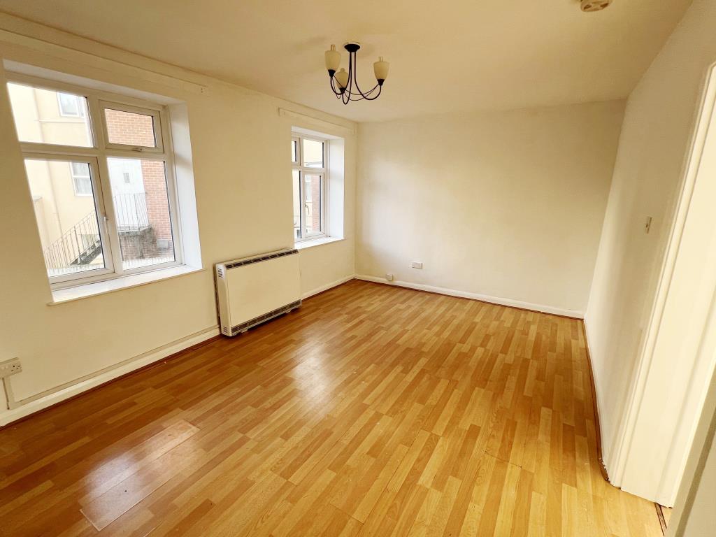 Lot: 95 - FLAT FOR INVESTMENT OR OCCUPATION - Neutrally decorated living room with laminate floor